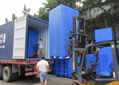 Loading HDPE plastic pallets in a truck
