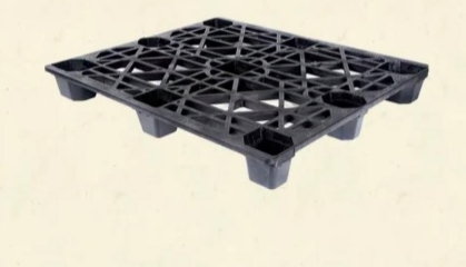 structural form molded plastic pallet
